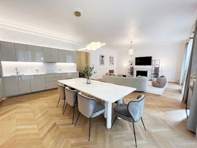 Prime Surfers Paradise Location – 2 Bed, 2 Bath Apartment for Rent