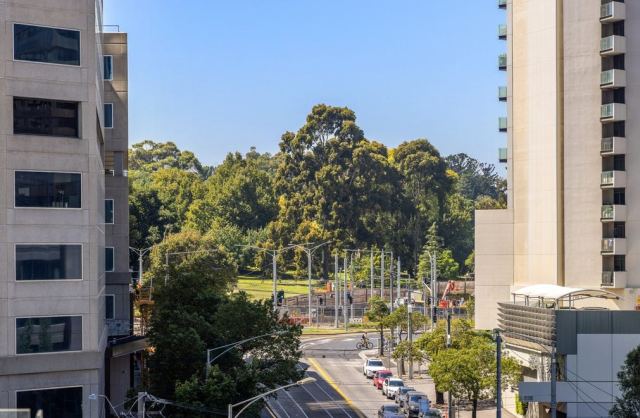 Spacious 1 Bedroom, 1 Bathroom Apartment – South Melbourne