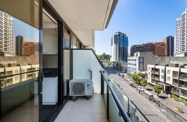 Spacious 1 Bedroom, 1 Bathroom Apartment – South Melbourne