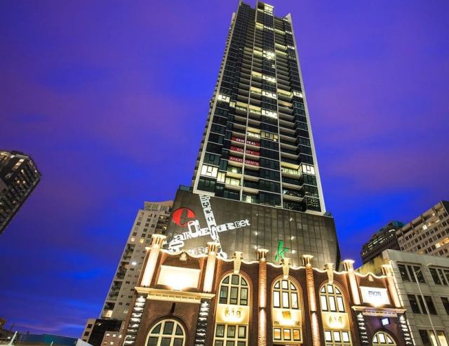Prime Melbourne Location – 2 Bed, 2 Bath Apartment for Rent