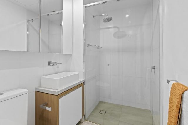2-Bed, 2-Bath Apartment – Available Now in Surfers Paradise