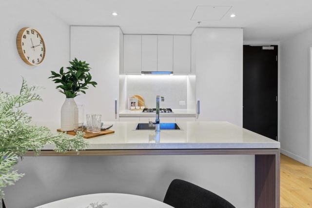 2-Bed, 2-Bath Apartment – Available Now in Surfers Paradise